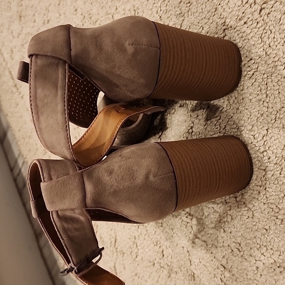 Universal thread goods co tan suede heels - Picture 5 of 7